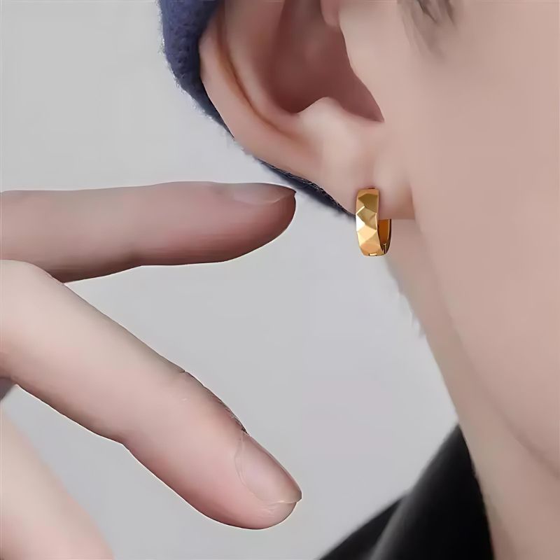 Boucle D'oreille Homme Anneau avec Finition Plate attaché à l'oreille d'une personne  Image