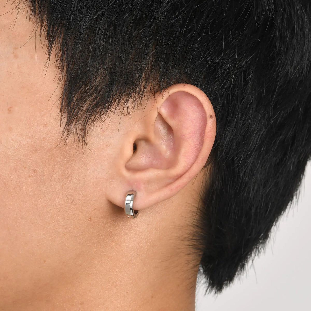 Boucle D'oreille Homme Anneau Simple et Discret attaché à l'oreille d'une personne  Image