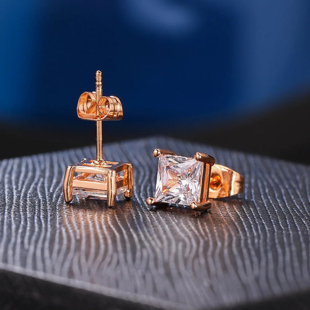 Boucle D'oreille Homme Carré de Style Minimaliste posé sur un socle