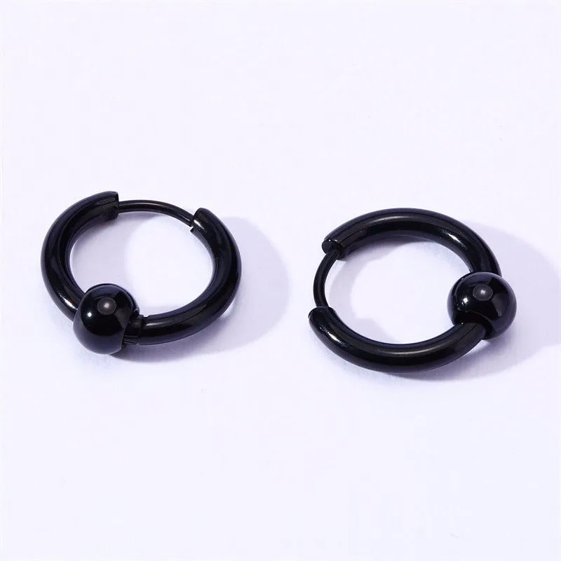 Boucle D'oreille Homme Creole avec Petite Sphère posé sur un fond blanc  Image
