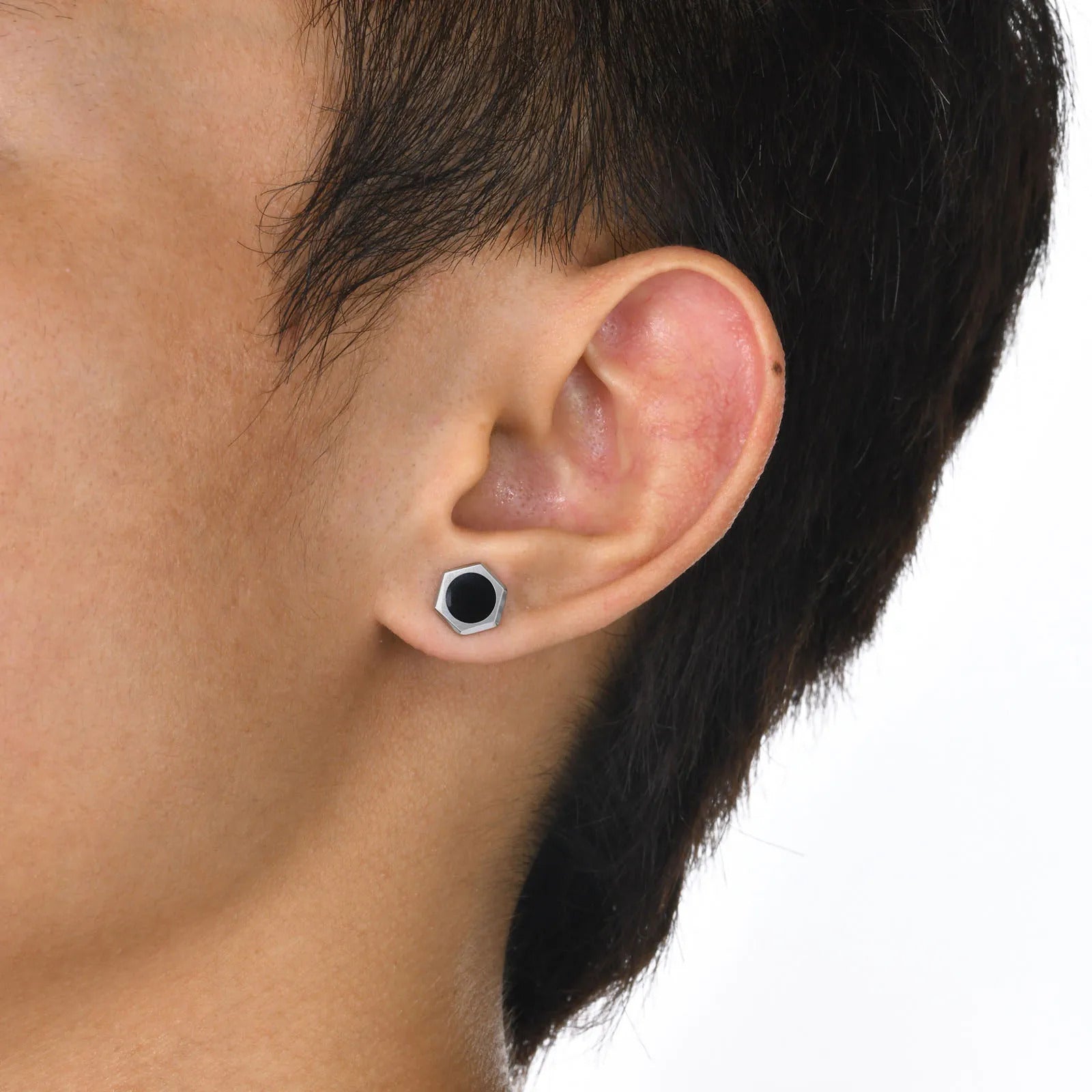 Boucle D'oreille Homme Discret en Forme Hexagone attaché à l'oreille d'un homme