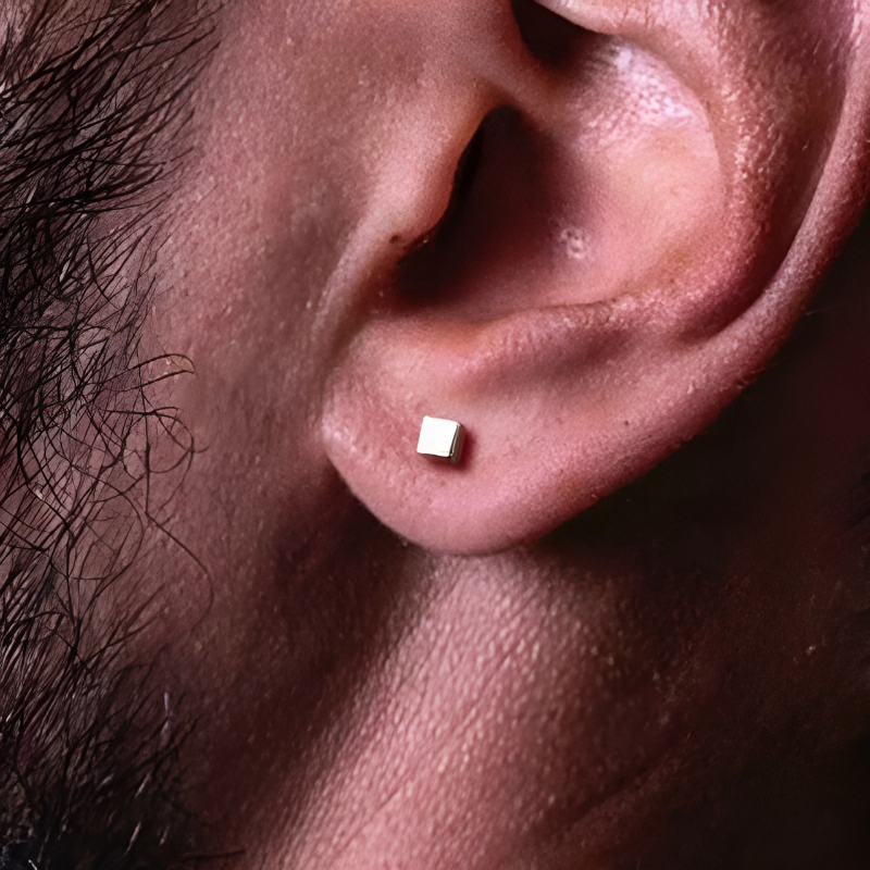 Boucle D'oreille Homme Discret en Forme de Petit Carré Image