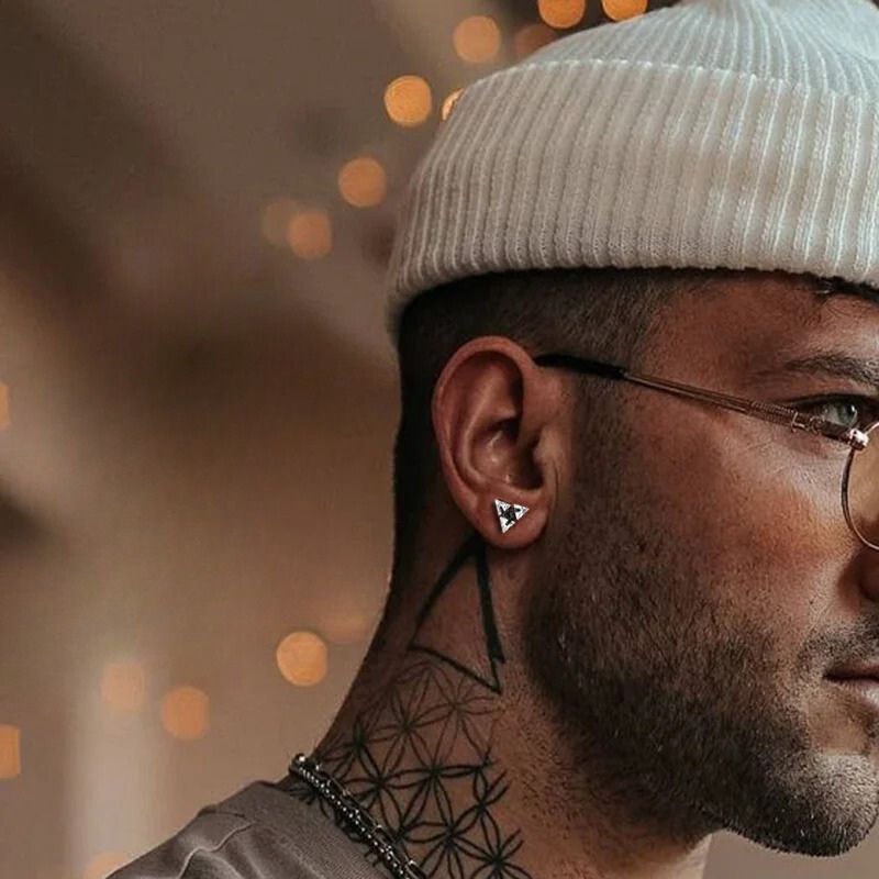 Boucle D'oreille Homme Discret en Forme de Triangle attaché a l'oreille d'un homme Image