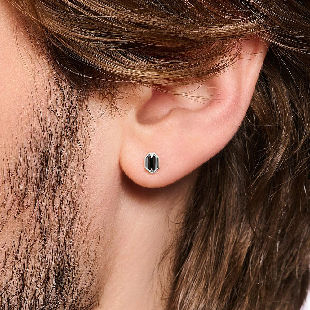 Boucle D'oreille Homme Discret Pierre Noire, portée par un homme de profil