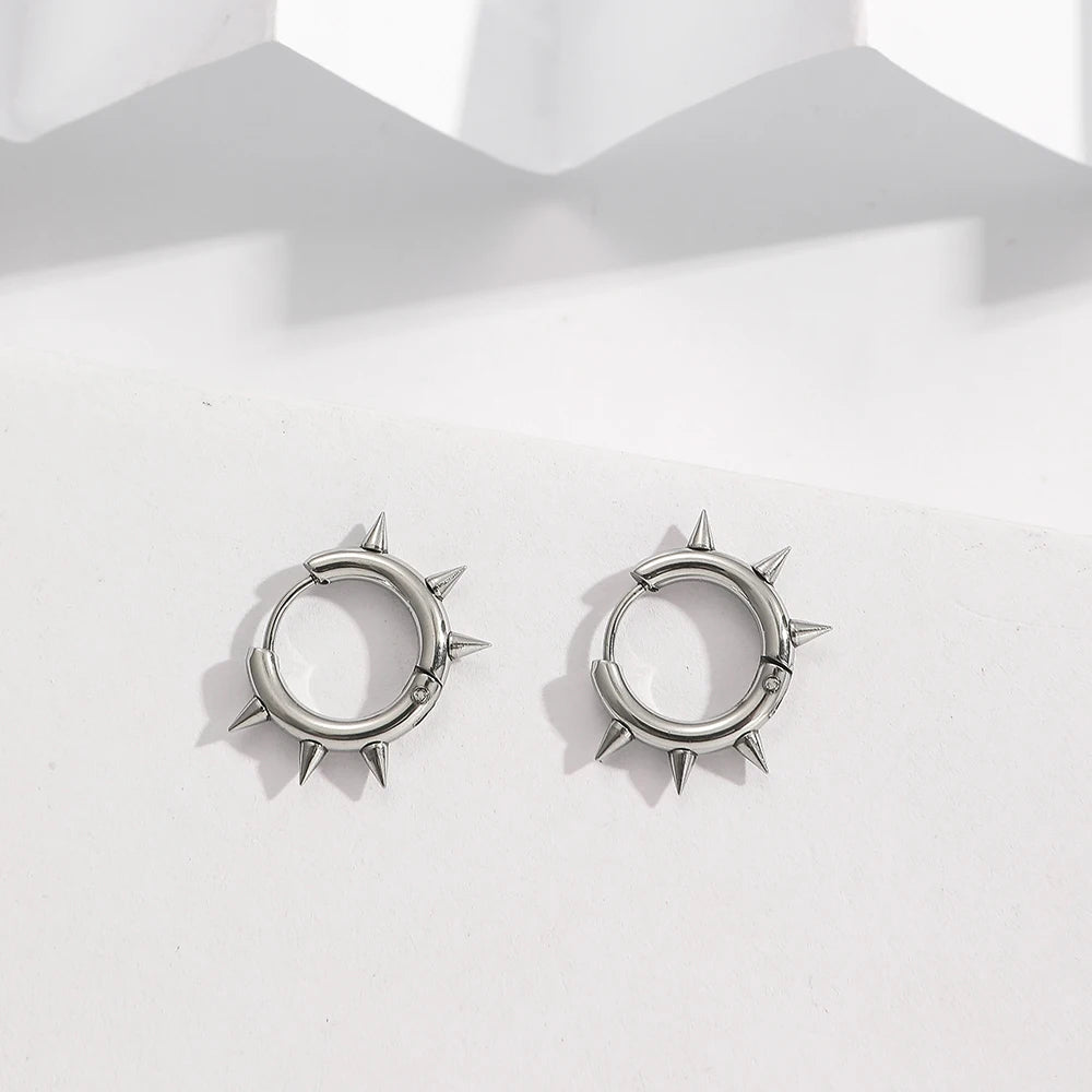 Boucle D'oreille Homme Discret Punk Acier Inoxydable présenté sur un meuble blanc.