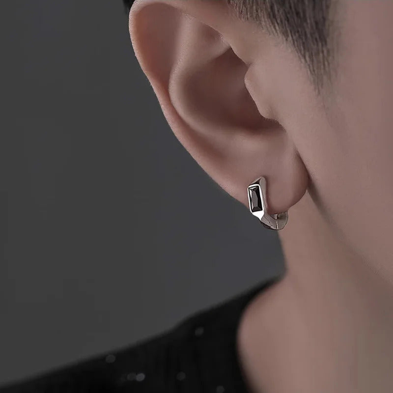 Boucle D'oreille Homme Luxe Raffiné attaché à l'oreille d'une personne  Image