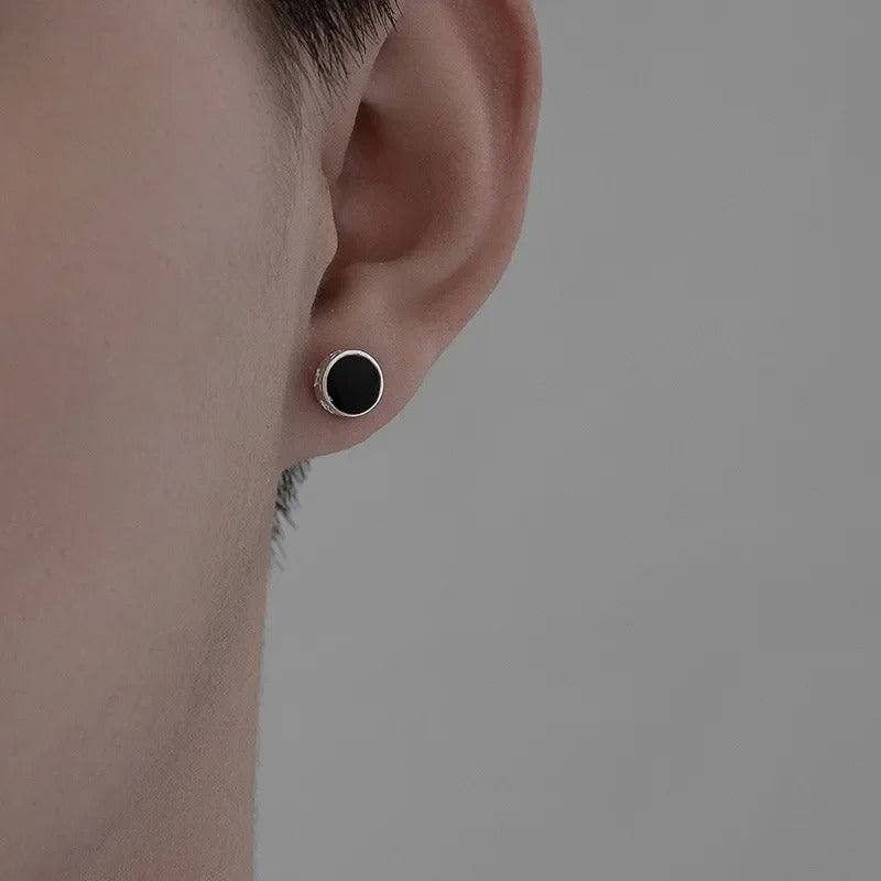 Boucle D'oreille Homme Noire Ronde et Minimaliste attaché à l'oreille d'une personne 