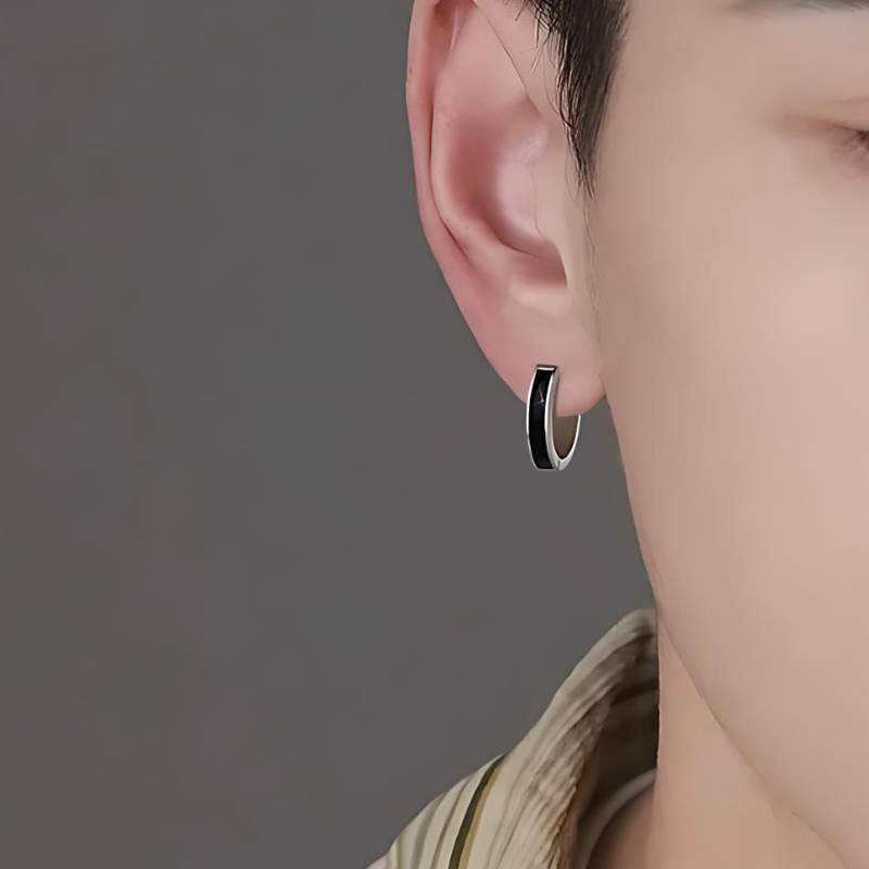 Boucle D'oreille Homme Noire Simple et Minimaliste attaché  à l'oreille d'un homme 