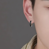 Boucle D'oreille Homme Noire Simple et Minimaliste attaché  à l'oreille d'un homme 