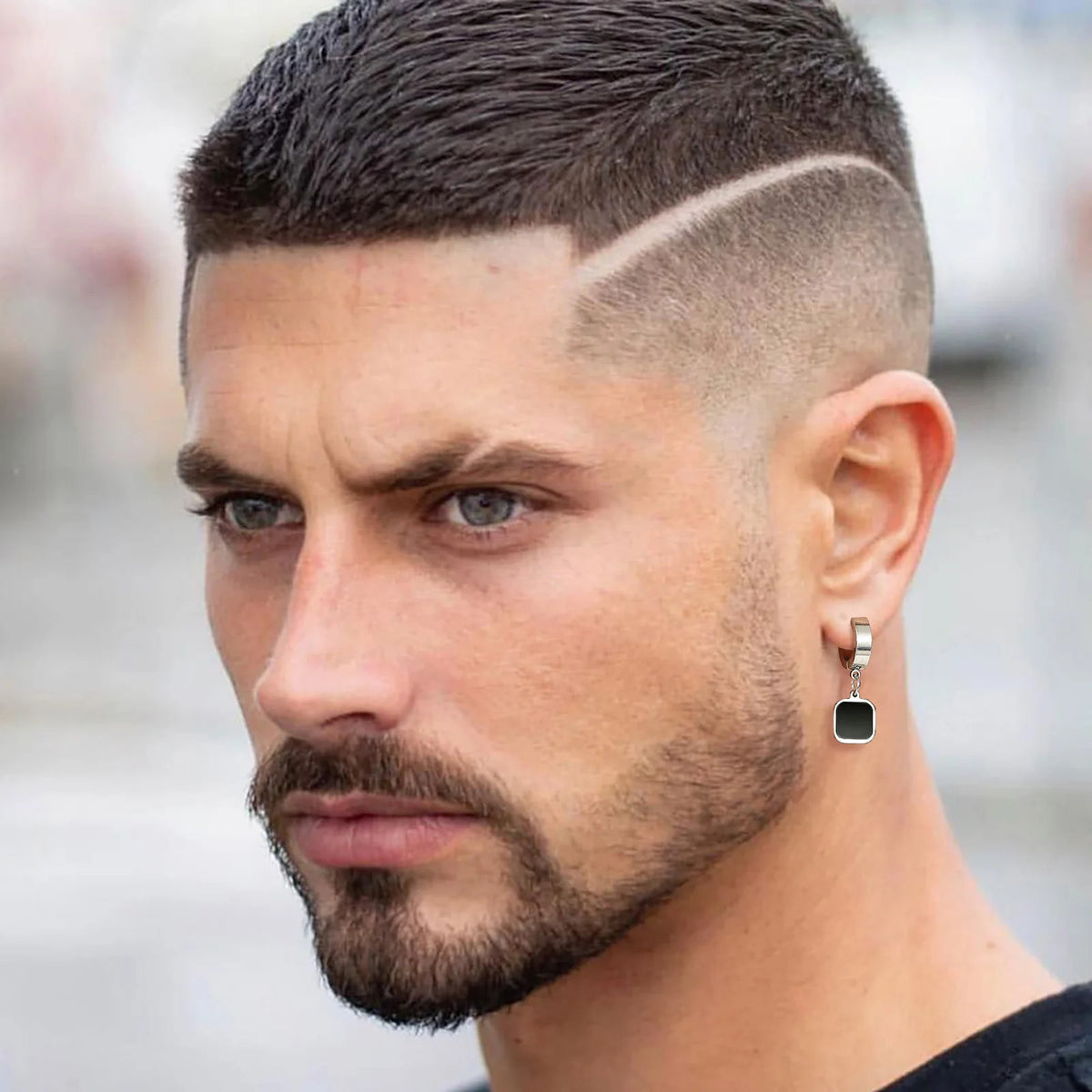 Boucle D'oreille Homme Original en Forme Carré attaché à l'oreill d'un homme  Image