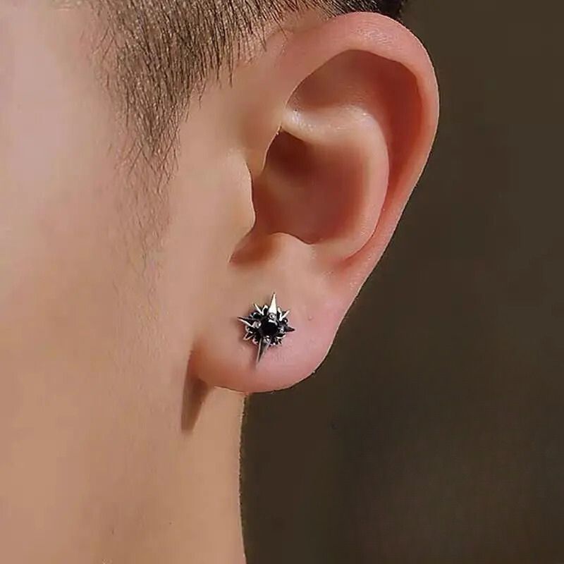 Boucle D'oreille Homme Original en Forme de Croix attaché à une oreille  Image
