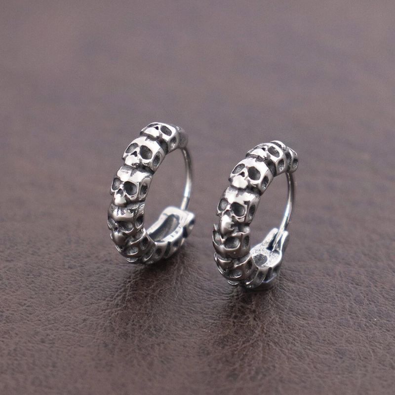 Boucle D'oreille Homme Original en Forme de Tête de Mort posé sur du cuir  Image