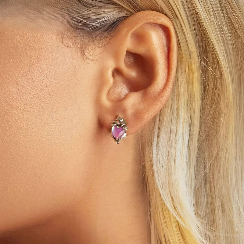 Boucle D'oreille Licorne Enchantée, porté par une femme de profil