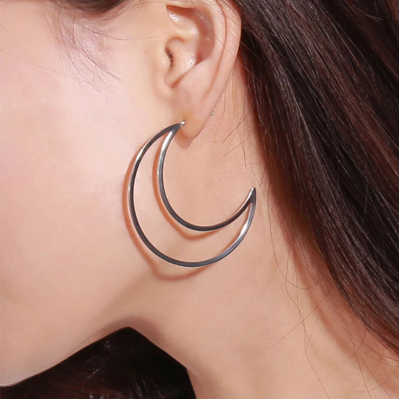 Boucle D'oreille Lune Effet Créole porté par une femme de profil