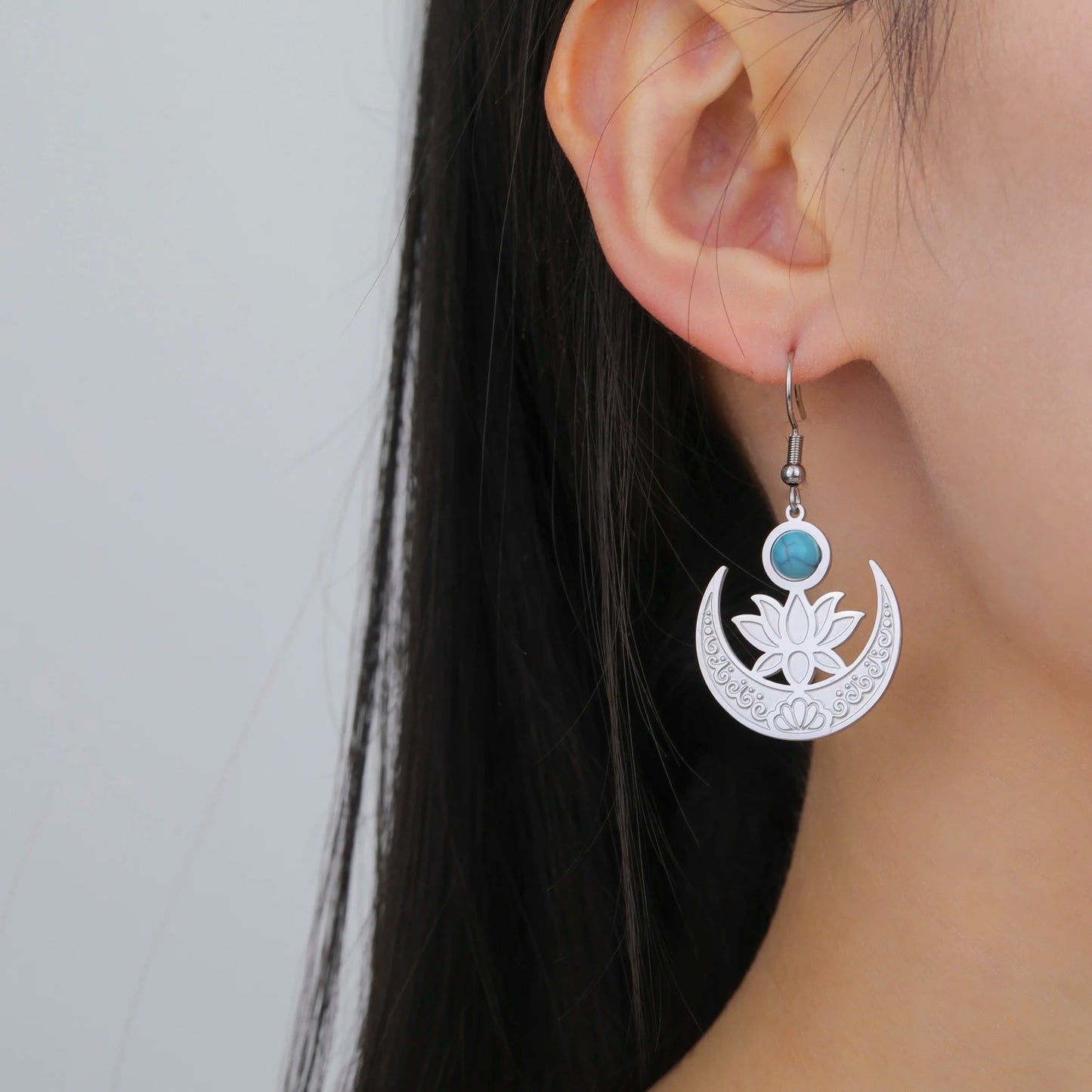 Boucle D'oreille Lune et Lotus en Acier Inoxydable, porté par une femme, on voit que son oreille