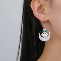 Boucle D'oreille Lune et Lotus en Acier Inoxydable, porté par une femme, on voit que son oreille