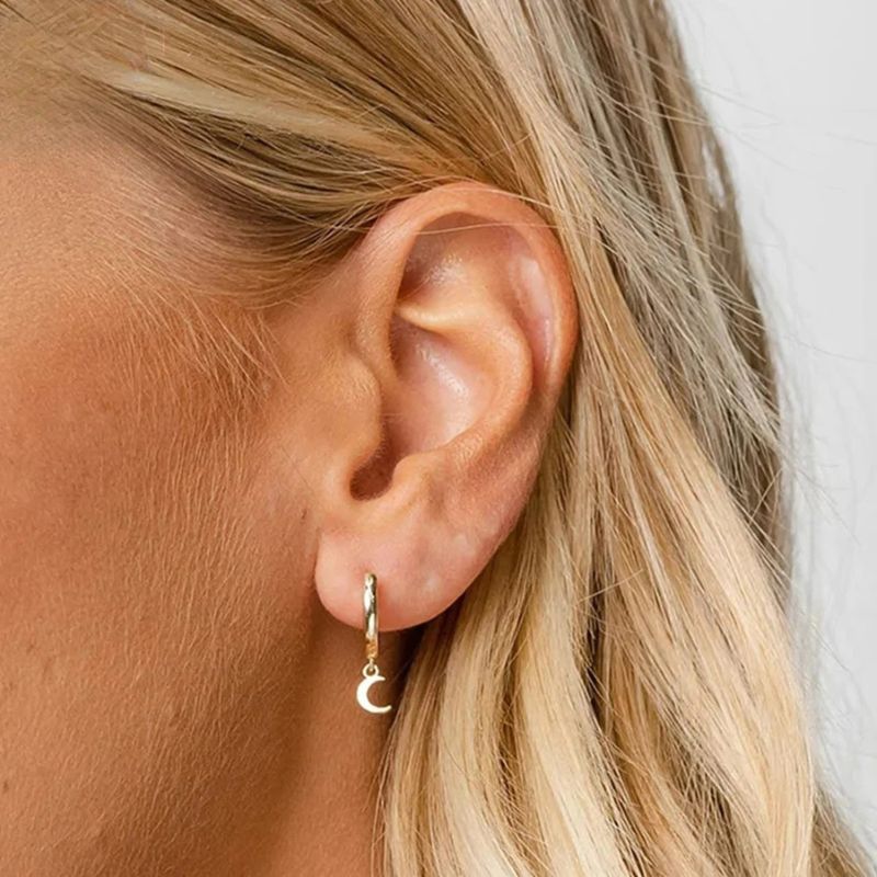 Boucle D'oreille Lune Pendante sur Créole portée par une femme de profil