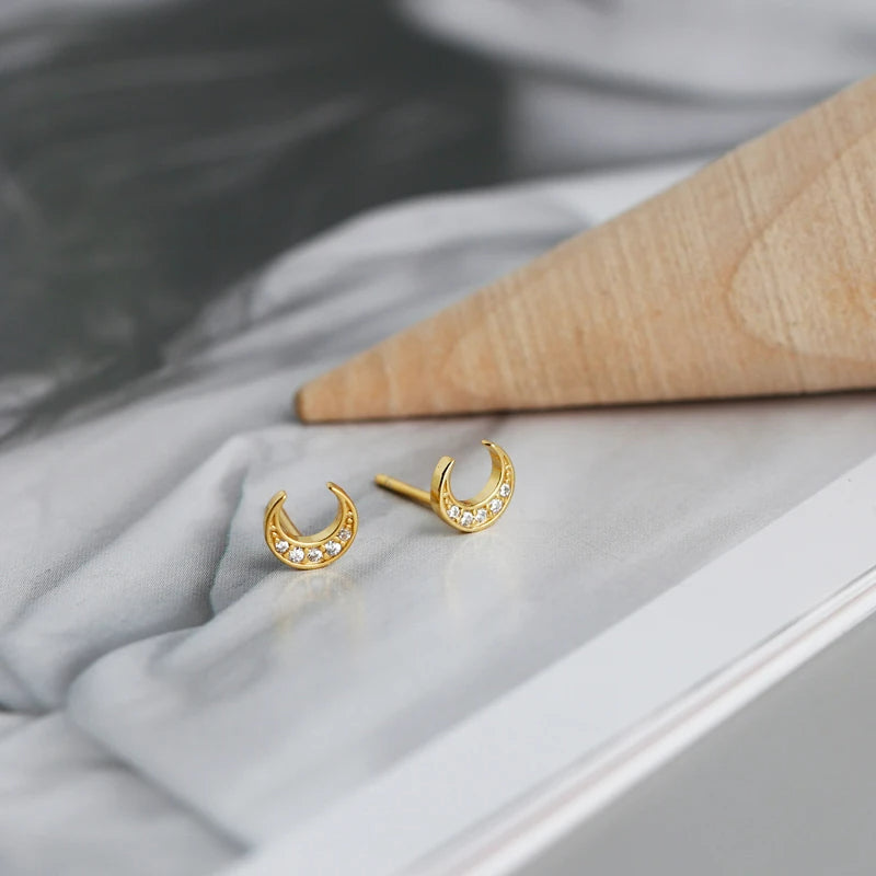 Boucle D'oreille Lune et Strass posé sur une page de magazine 