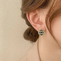 Boucle d'Oreille Luxe Femme en Acier porté sur oreille