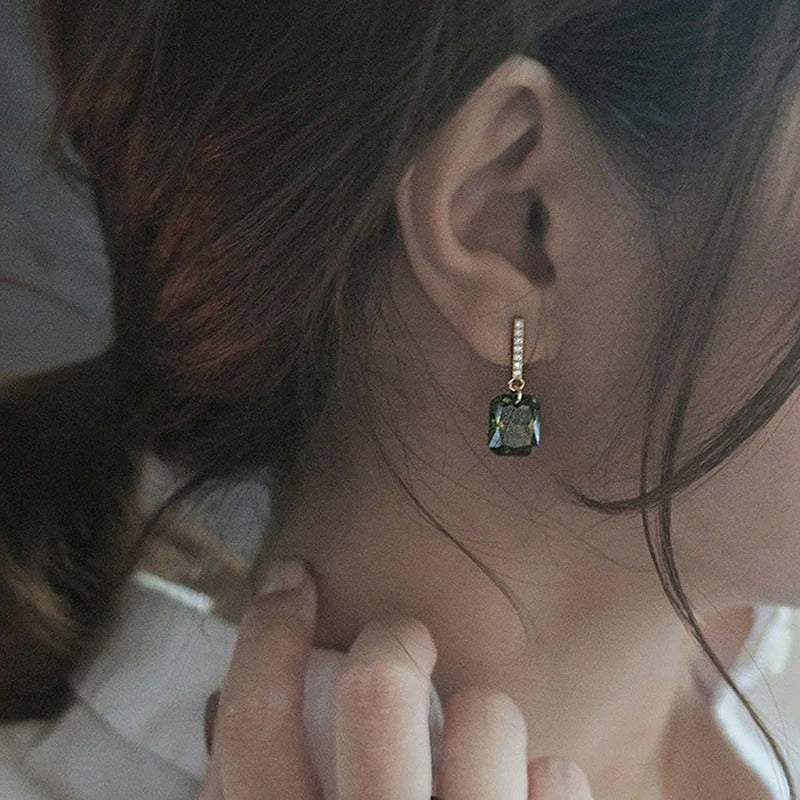 Boucle D'oreille Luxe avec Pierre Naturelle, portée par une femme de profil.