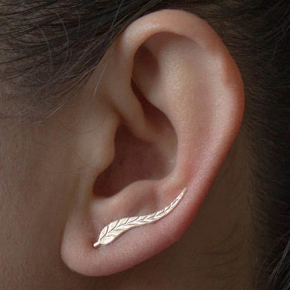 Boucle D'oreille Montante Feuille Délicate, portée par une femme on ne voit que son oreille