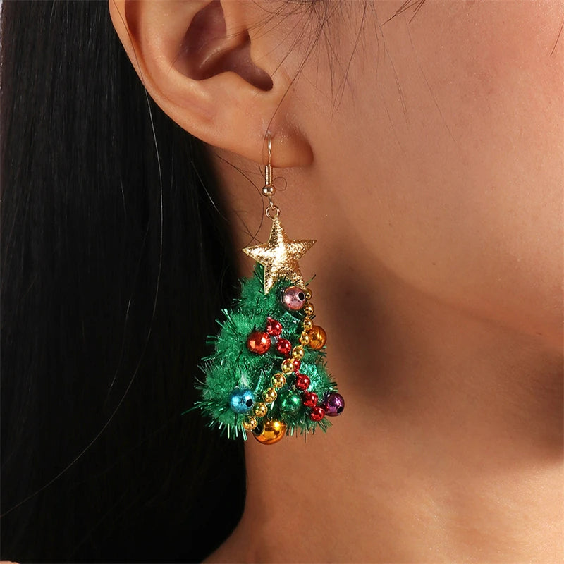 Boucle D'oreille Originale Femme Sapin de Noël, portée par une femme, on ne voit que son oreille et son cou.