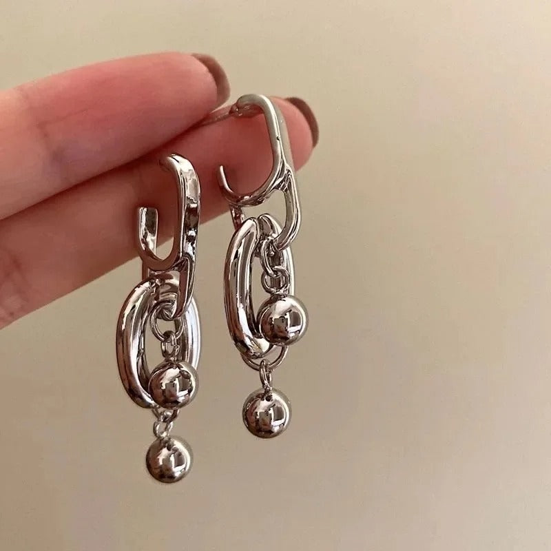 Boucle d'Oreille Pendante Argentée Moderne Et Chic Image