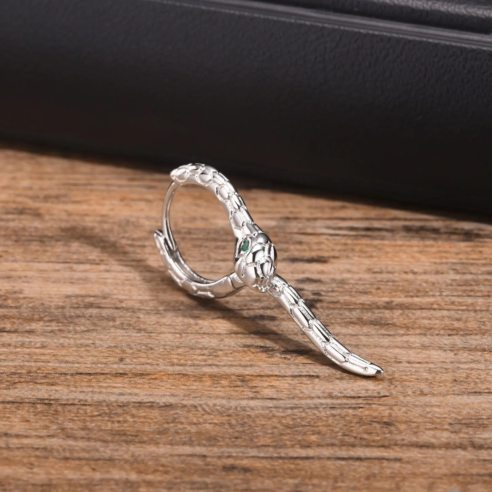 Boucle D'oreille Serpent Argenté au Yeux Vert Image
