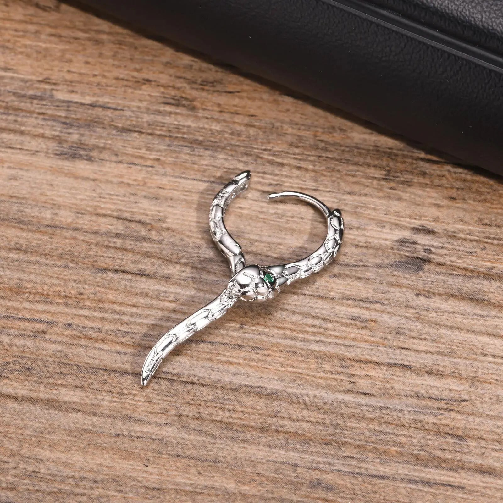 Boucle D'oreille Serpent Argenté au Yeux Vert Image