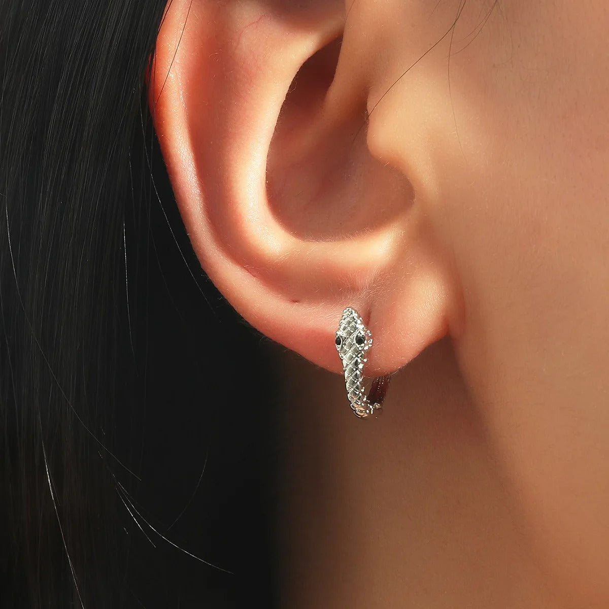Boucle d'Oreille Serpent Créole en Acier Inoxydable portée par une femme de profil