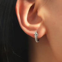 Boucle d'Oreille Serpent Créole en Acier Inoxydable portée par une femme de profil