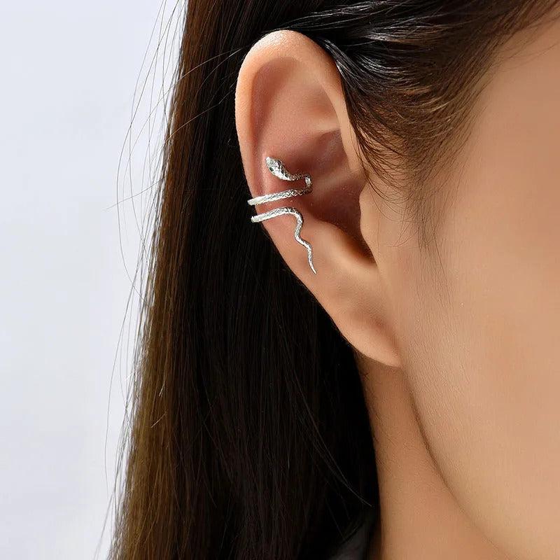 Boucle D'oreille Serpent Design Argenté attacghé à l'oreille d'une femme Image