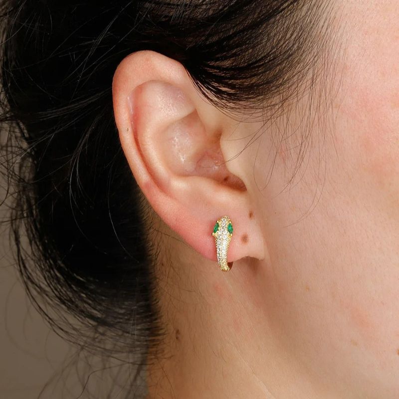 Boucle D'oreille Créole Serpent En Acier Inoxydable porté par une femme de profil. Image
