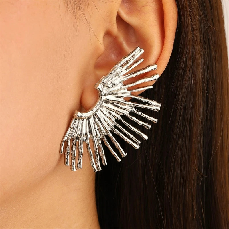 Boucle D'oreille Soleil Argenté, portée par une mannequin de profil, on ne voit que son oreille et le bas de sa joue. Image