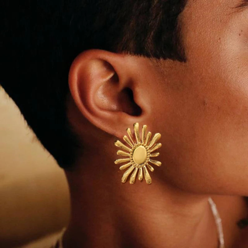 Boucle D'oreille Soleil Créative Dorée portée par une mannequin de profil, on ne voit que son oreille et sa nuque.