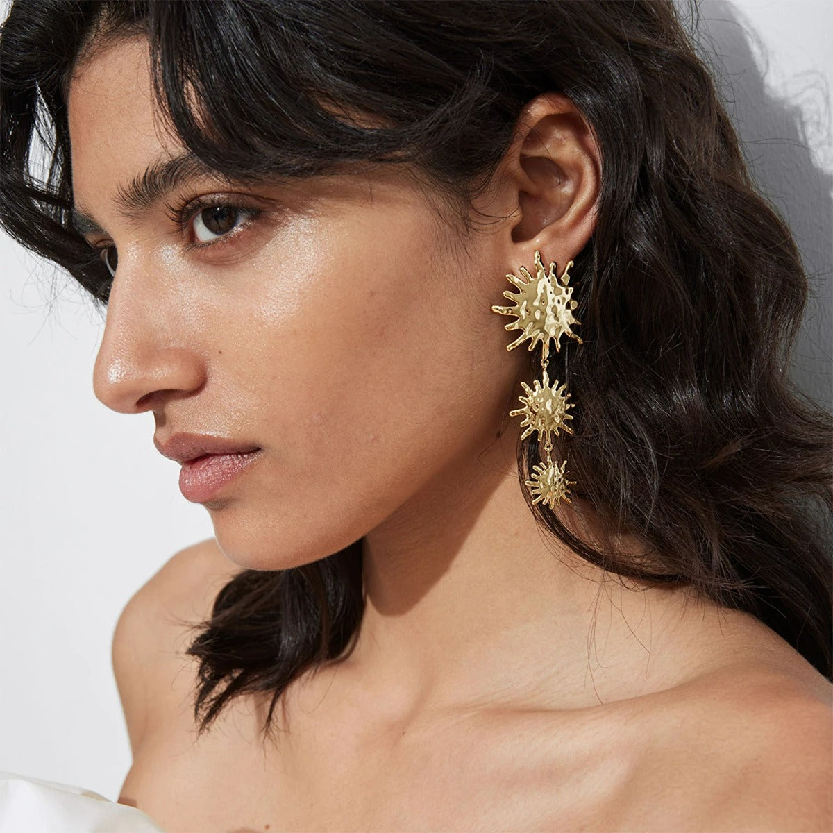 Boucle D'oreille Soleil Longue Tendance Acier Inoxydable portée par une femme