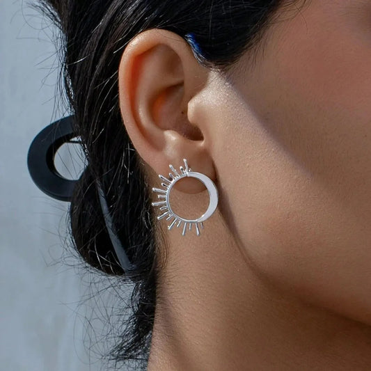Boucle D'oreille Soleil Minimaliste argentée porté par une femme de profil