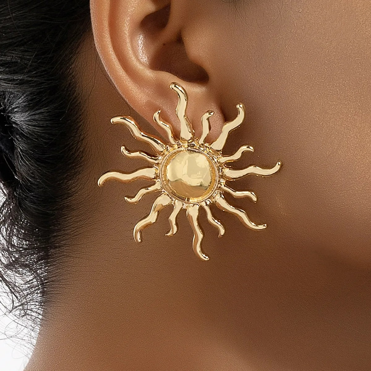 Boucle D'oreille Soleil Rayonnant Bohème, portée par une femme de profil