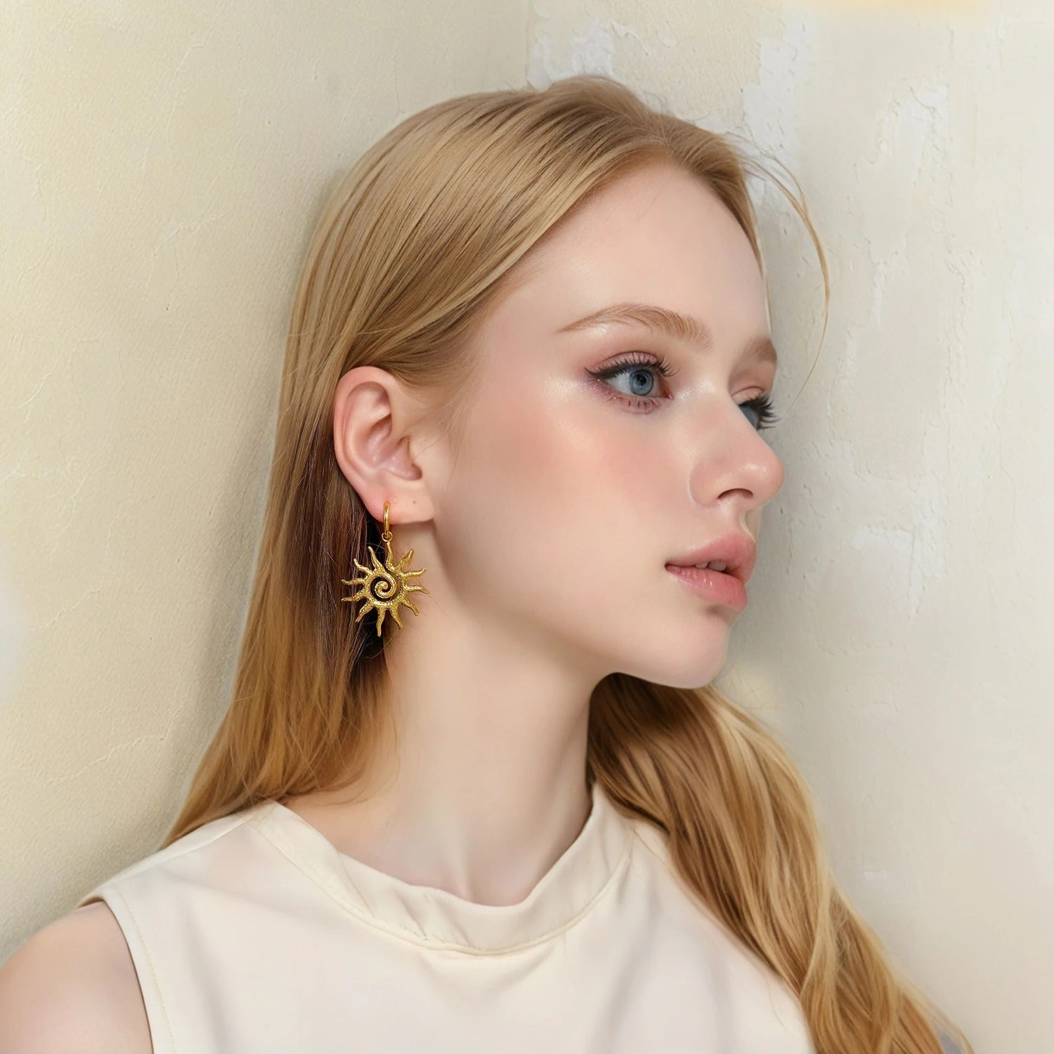 Boucle D'oreille Soleil Spiral Acier Inoxydable portée par une femme de trois-quarts