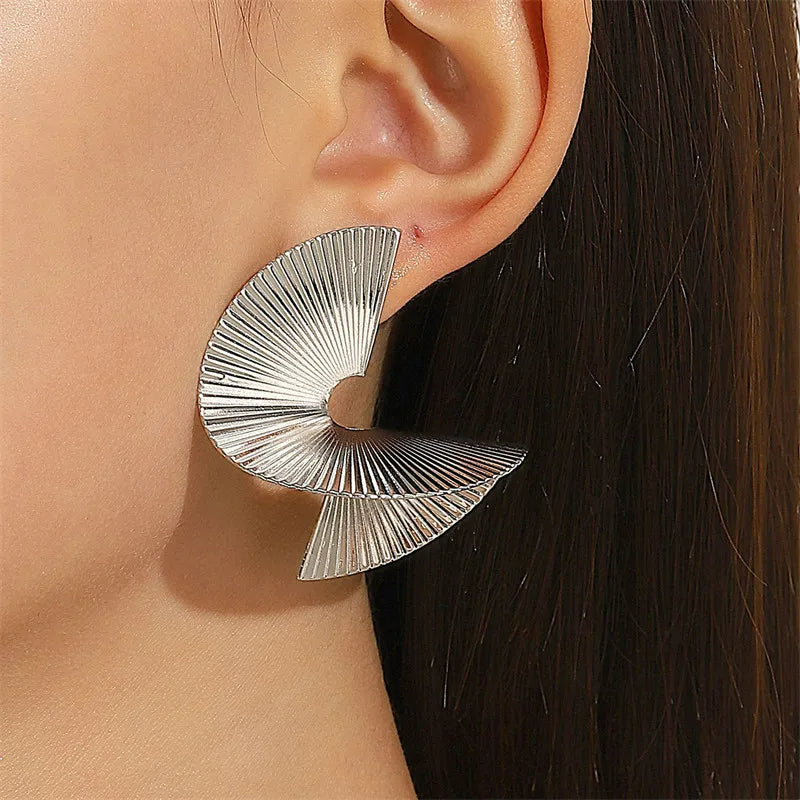 Boucle D'oreille Spirale Torsadée Rétro Argenté, portée par une mannequin, on ne voit que son oreille.