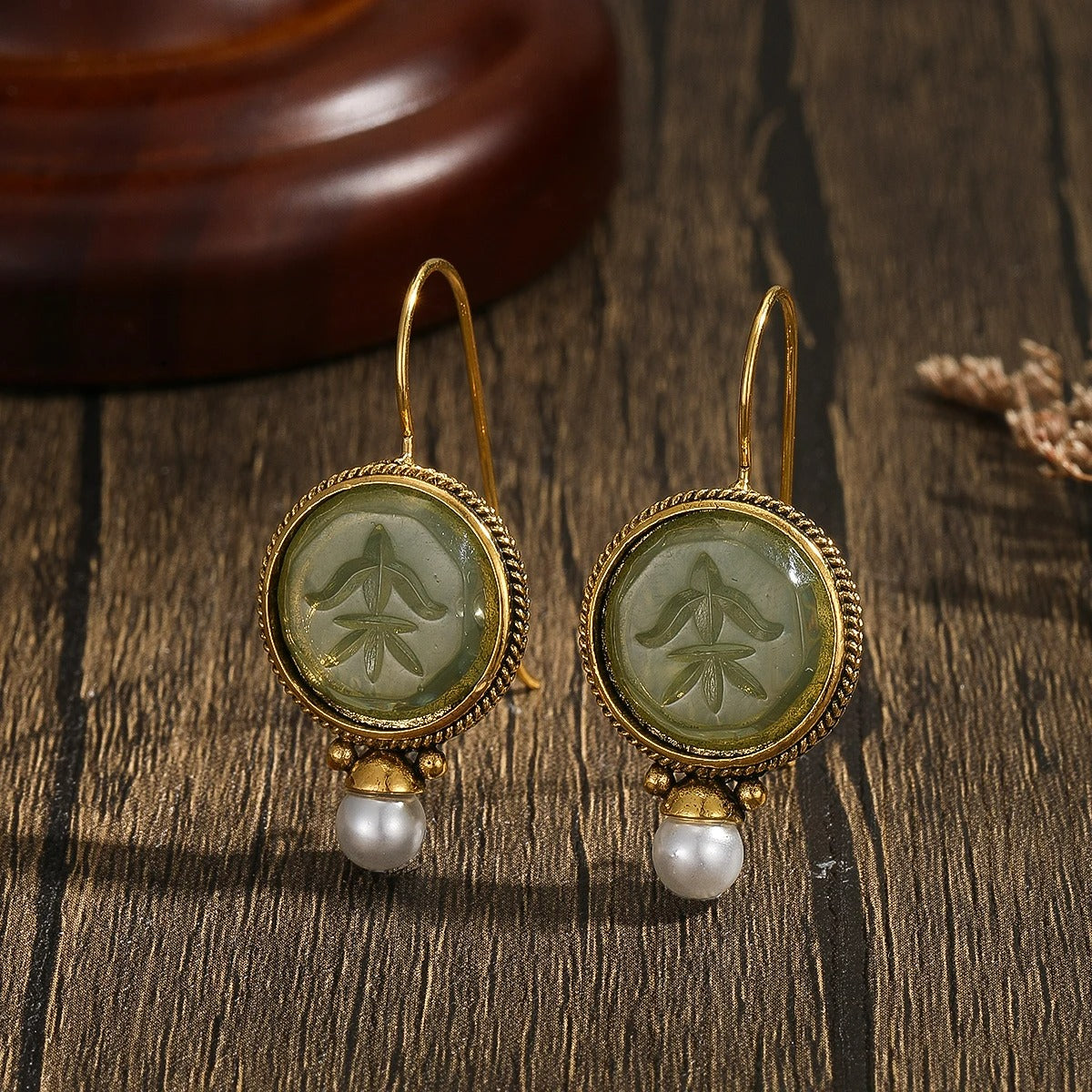 Boucle D'oreille Verte Vintage présenté sur une table en bois