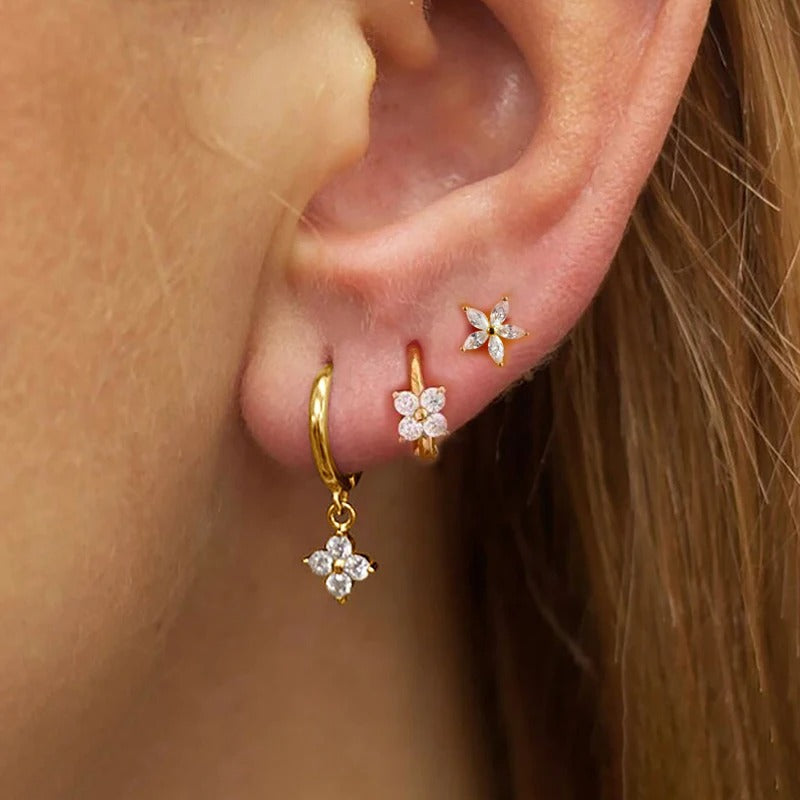Boucle d'Oreille 3 Trous en Forme de Fleur porté par une femme Image