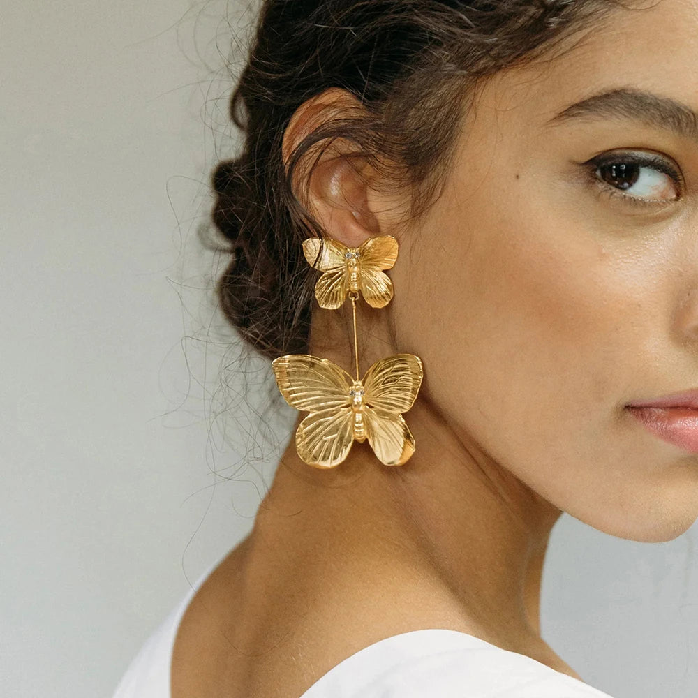 Boucle D'oreille Acier Inoxydable en Forme de Papillon portée par une femme