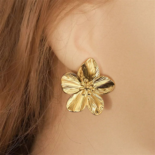 Boucle D'oreille Acier Inoxydable Raffinée en Forme de Fleur portée par une femme