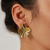 Boucle D'oreille Acier Inoxydable Raffinée en Forme de Fleur portée par une femme
