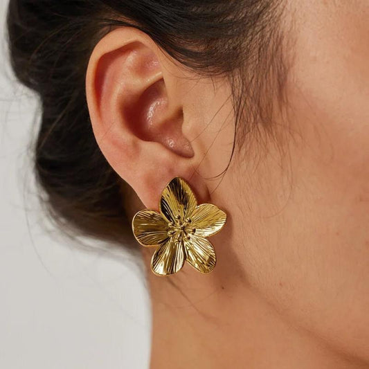 Boucle D'oreille Acier Inoxydable Raffinée en Forme de Fleur portée par une femme