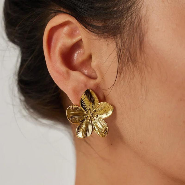 Boucle D'oreille Acier Inoxydable Raffinée en Forme de Fleur portée par une femme