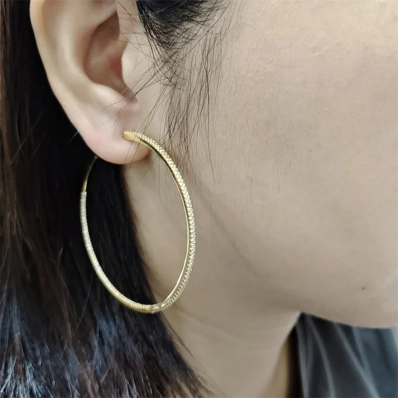 Boucle d'Oreille Anneau Argentée Fine et Raffinée portée par une femme