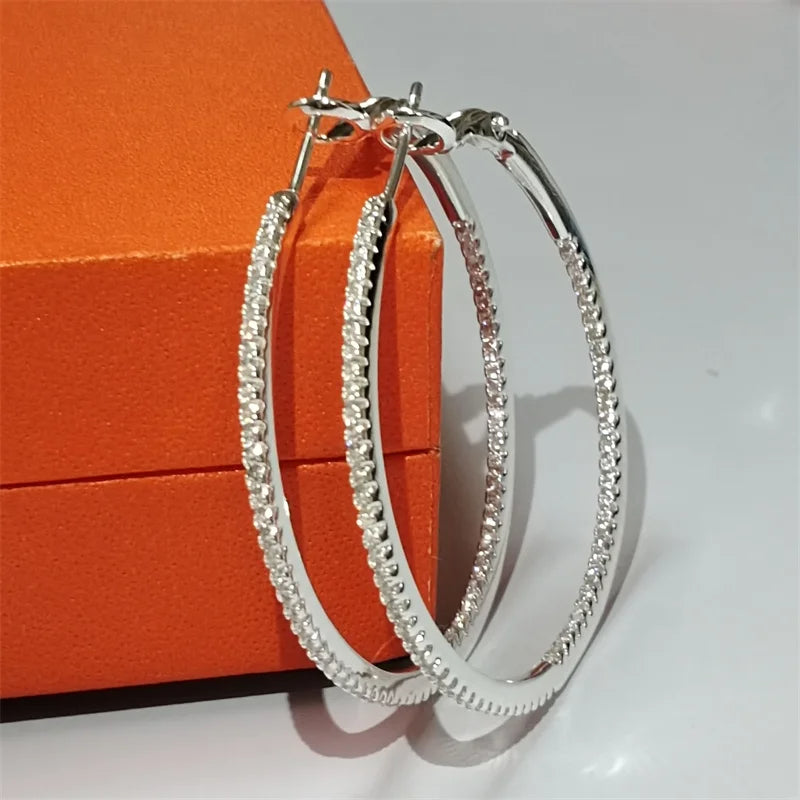 Boucle d'Oreille Anneau Argentée Fine et Raffinée Image