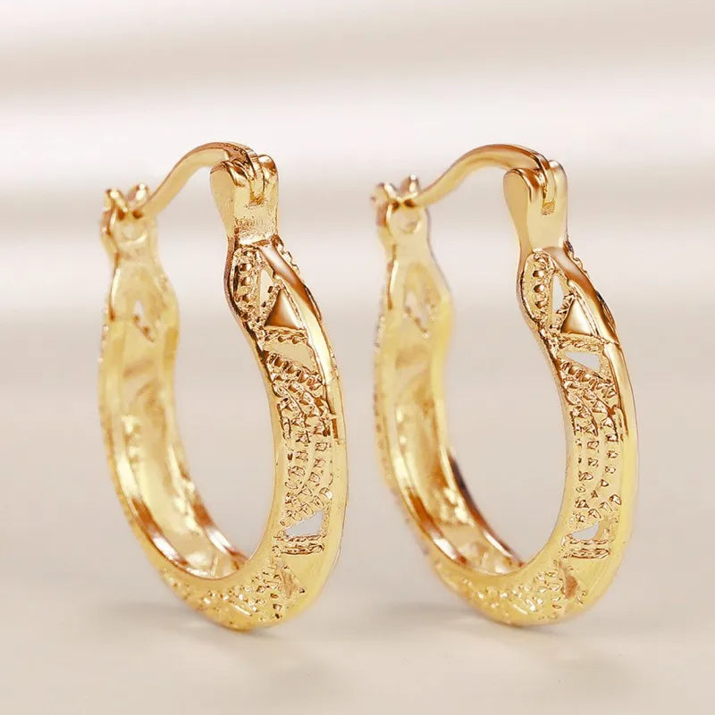 Boucle d'Oreille Anneau Dorée au Design Luxueux Image
